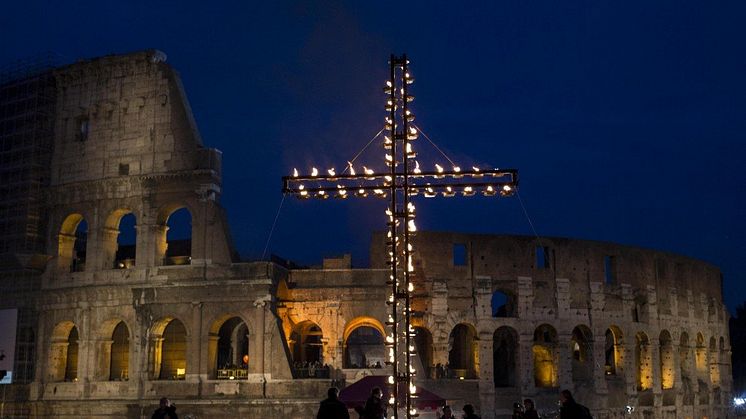 Colosseum i Rom som det brukar se ut under långfredagens korsvägsandakt