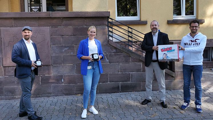 Haben die zweite Runde der Baby-Pakete auf den Weg gebracht (v. l.): Sascha Gödecke und Leonie Riekschnietz, Kommunalmanagement WW, Wolfgang Anders, Bürgermeister und Sebastian Rustenbach, Samtgemeinde Eschershausen-Stadtoldendorf. 