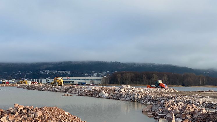 Det etableres nytt land i Gilhusbukta. Stein kommer nå fra Bane NORs anlegg i Strømsåsen. 