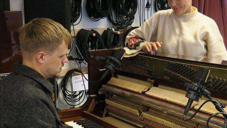 Pianisten Oscar Johansson och skådespelaren Mari Götesdotter framför ett musikaliskt lunchprogram på Malmö Stadsteaters scen Intiman 24 okt – 7 nov.