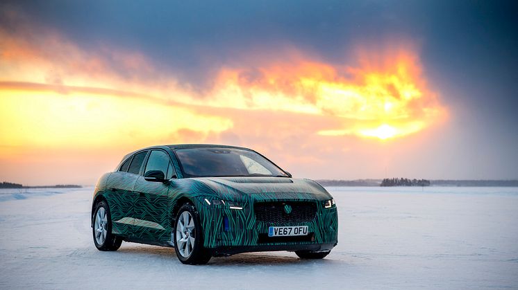 I-PACE har gjennomgått utfordrende tester under ekstreme terreng- og temperaturforhold, og har kjørt i arktiske forhold på Jaguar Land Rovers kaldeste testanlegg i Arjeplog i Sverige ved temperaturer helt ned til -40 °C. 