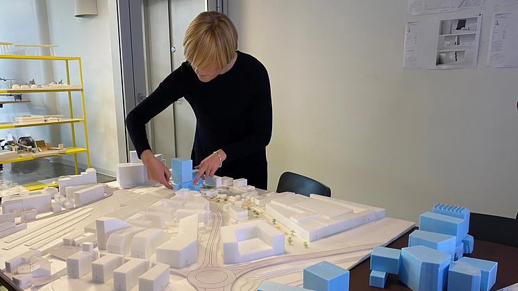 Arkitekten i Transborder Studio prøveplasserer Energihuset i Lillestrøm