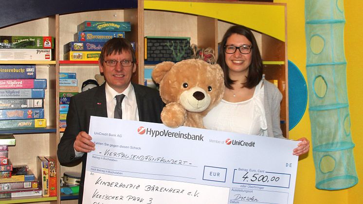 Bernd Klimes, Geschäftsführer der INNIUS DÖ GmbH mit Ulrike Herkner vom Kinderhospiz Bärenherz