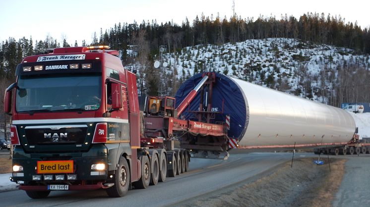 Transport av tårnelement inn på FV 715 i Åfjord