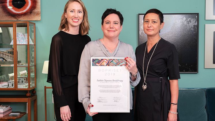 SKB har utsetts till vinnare av Bopriset 2019. Från vänster Moa Andersson verksamhetsledare Boinstitutet, Eva Nordström vd SKB och Maria Veerasamy vd Svenskt Tenn. Foto: Martin Sundström
