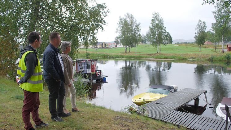 Mikael Persson, samhällsplanerare, Tobias Eriksson (S), kommunstyrelsens vice ordförande och Gunilla Ingemyr (C), kommunstyrelsens ordförande, vid platsen där den nya gång- och cykelbron över Frykensundet ska byggas.
