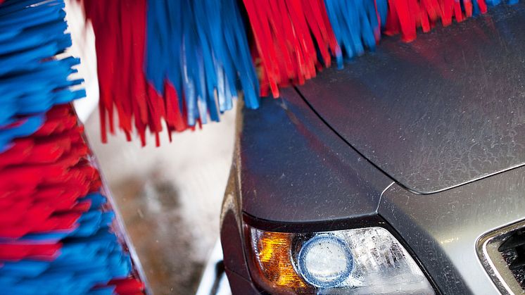 Bilägare lagbrytare — tvättar bilen hemma