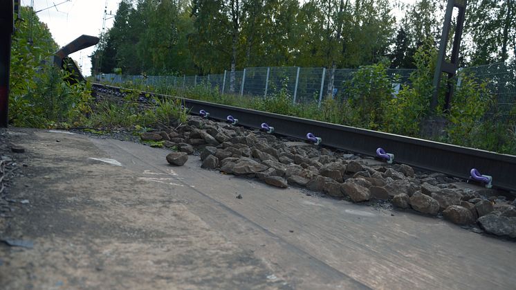 Konventionell järnväg möter rälsparti på solid betongplatta 