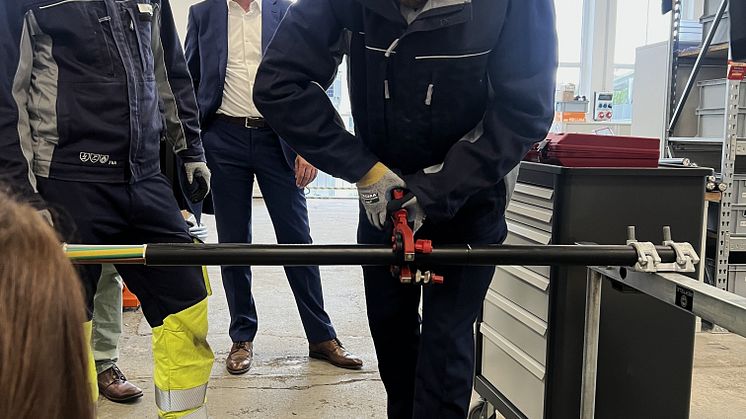 Bürgermeister Martin Birner Eggenfelden isoliert ein Mittelspannungskabel ab.