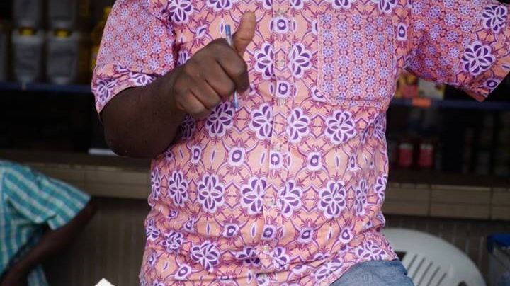 Klippfiskselger på marked i Libreville, Gabon