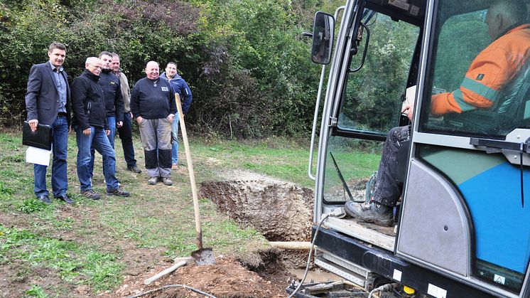 Unscheinbar, aber tief: Bei Beilngries wird ein 220 Meter langes Loch für eine Mittelspannungsleitung in den Fels gebohrt.