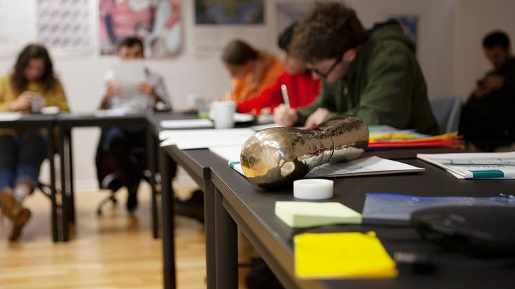 Konstverket Tiderna består av 20 tidskapslar, innehållet har studenter och MKB-personal bidragit med under två workshopar.