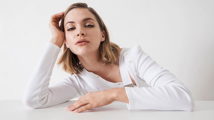 ​Tove Styrke släpper singeln ”On The Low” från kommande albumet ”Sway” - på scen med Lorde sjungandes Robyn cover
