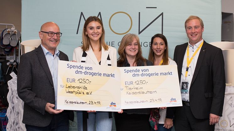 Das Tierheim Kaiserslautern und die Lebenshilfe Westpfalz e.V. erhielten Spenden aus der Kassieraktion mit Stefanie Giesinger im dm-Markt Kaiserslautern