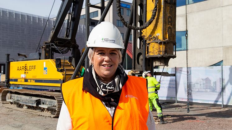 Margareta Larsson var på plats för att se det första pålslaget inför bygget av nya Backahus äldreboende på Selma Lagerlöfs Torg Foto: Johan Twedberg