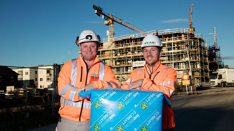 ASO-kiinteistö Honnören eristetään Knauf Insulationin EcoBatt-villalla. Mats Stenman  ja Viktor Gustafsson ovat  tyytyväisiä hintaan ja laatuun – ja kirvesmiehet ovat tyytyväisiä saadessaan juuri sen eristeen, jota he haluavat käyttää.