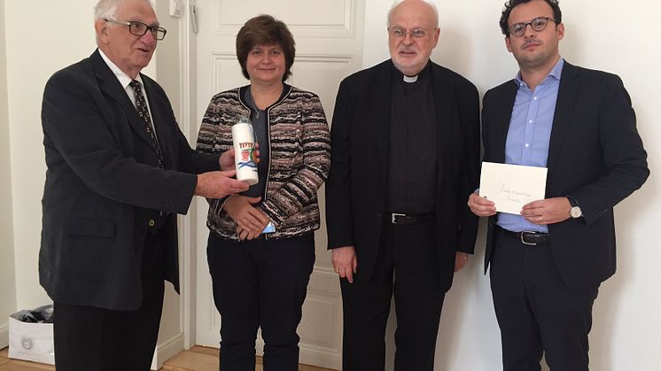 Överrabbin emeritus Morton Narrowe, rabbin i Stockholm Ute Steyer, kardinal Arborelius samt Aron Verständig, ordförande för Judiska Centralrådet.  