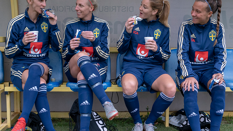 Swebar är officiell samarbetspartner åt dam- och herrlandslaget i fotboll och stöttar även fotbollsföreningarna ekonomiskt. Här återhämtar sig landslagsstjärnorna Sofia Jakobsson, Sandra Adolfsson, Mia Carlsson och Julia Zigiotti Olme med Swebars.