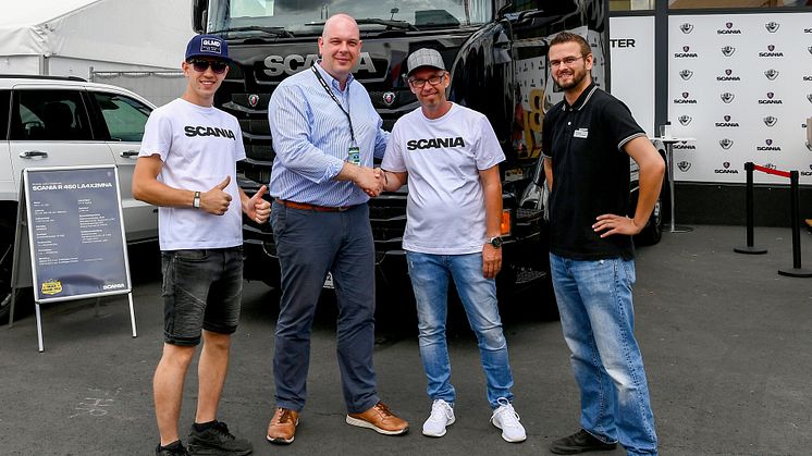 Der gebrauchte Scania R 450 wechselte nach dem Truck-Grand-Prix am Scania Stand seinen Besitzer: (v. li.) Mirco Weingart, Christian Meid, Leiter Scania  UVC Koblenz, Frank Weingartz und Benjamin Ochtendung, Verkauf Scania UVC Koblenz.