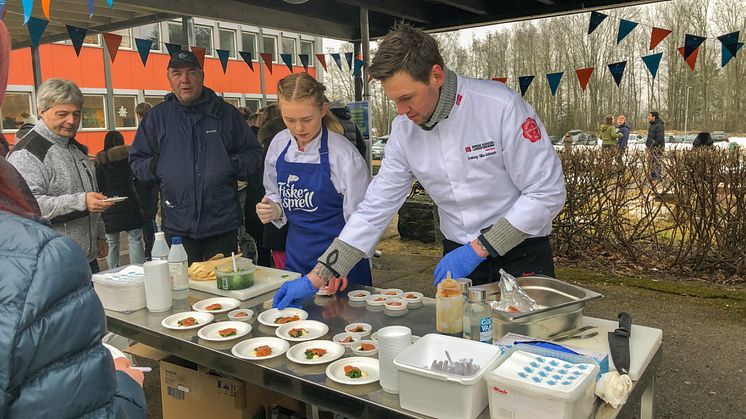 For første gang ble det holdt en sjømatfestival inspirert av Fiskesprell. Festivalen ble holdt i Holmestrand, og barn i alle aldre fikk smake og lære om fisk. Foto: Holmestrand VGS