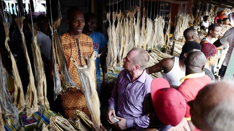 Ronny Berg på tørrfiskmarked i Nigeria