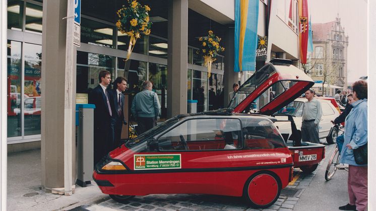 Geschichte der Elektromobilität: Solartankstelle.jpg