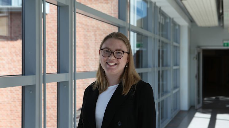 Studentkårens ordförande Elin Bergman berättar om hur bostadsgarantin hålls varje år.