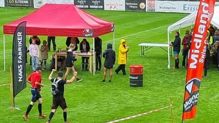 Två lyckliga löpare i mål