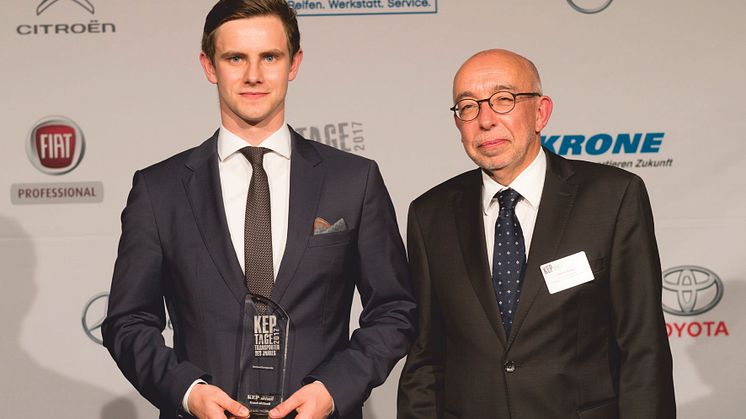 Josha Kneiber (l.), Business Development Innercity/Elektromobilität bei BPW, und Werner Bicker, Mitglied der Geschäftsleitung beim ETM Verlag, bei der Preisübergabe (Quelle: Thomas Küppers) 