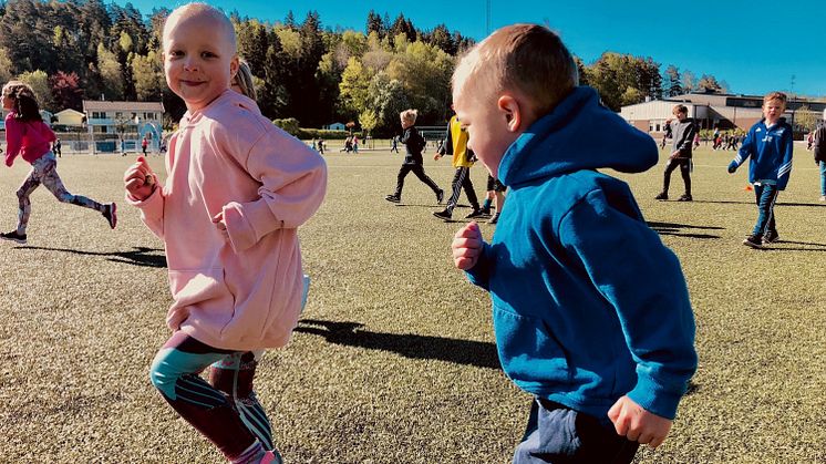 Skolelever sprang ihop 8 miljoner till Barncancerfonden