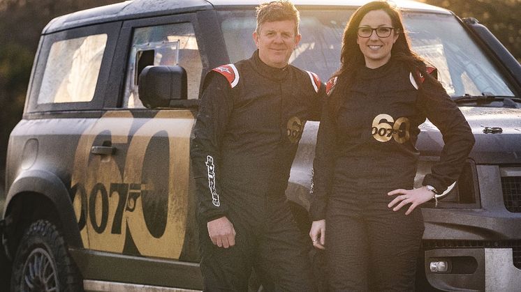 James Bond stuntsjåfør Mark Higgins feirer 60 år med 007 sammen med Land Rover Defender rally edition