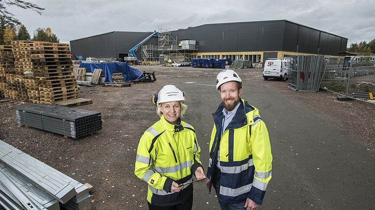 Lars Ekblom (projektchef från Caverion) tillsammans med Kristin Folkesson (projektledare från ByggDialog) framför byggandet av Hammaröskolan. Foto: Stefan Svensson