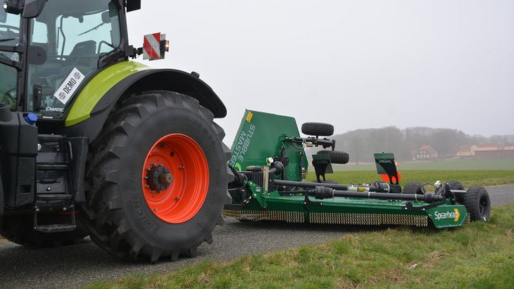 CLAAS traktor med Spearhead