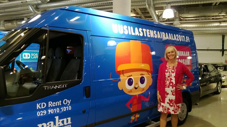 Uusi Lastensairaala tukiyhdistys 2017 ry:n edustaja ja Ford Transit