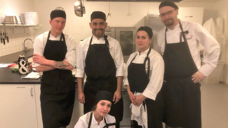 Läraren Daniel Nilsson, tvåa från vänster, tillsammans med några av eleverna i pionjärklassen där Astar utbildar både danska och svenska elever. 