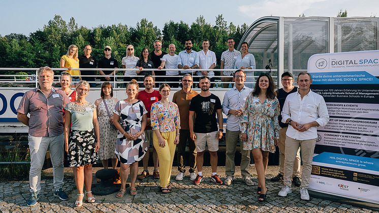 Teilnehmer:innen des ersten Sommer-BOOTcamps des HHL DIGITAL SPACE Görlitz (© Paul Glaser Glaserfotografie/HHL DIGITAL SPACE)