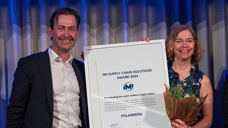 Karin Bodin tillsammans med prisutdelaren IMI – Niklas Rönnbäck (VD). Fotograf: Staffan Westerlund