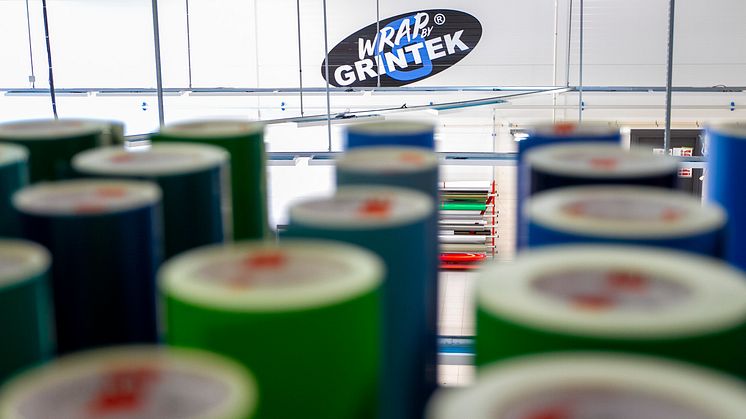 Wrap By Grintek er slagordet, og det går kjøretøy inn og ut av arbeidshallen hver eneste dag.