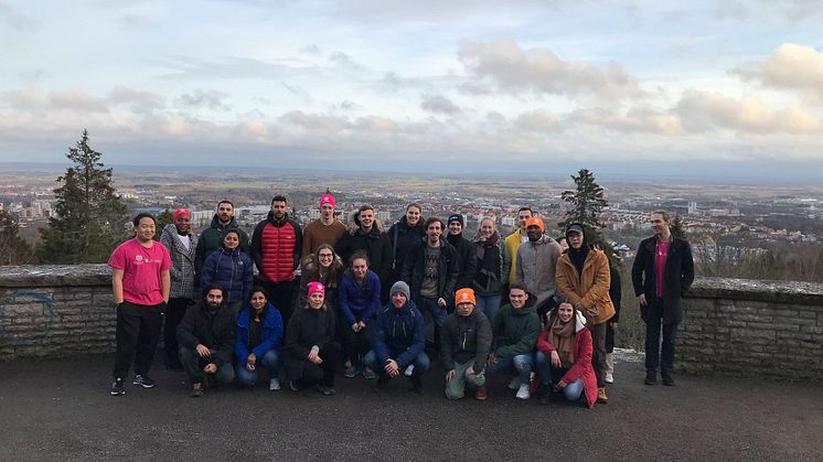 De nya internationella studenterna vid utsiktsplatsen på Billingen – ett självklart stopp under den guidade bussturen. Foto: Högskolan i Skövde
