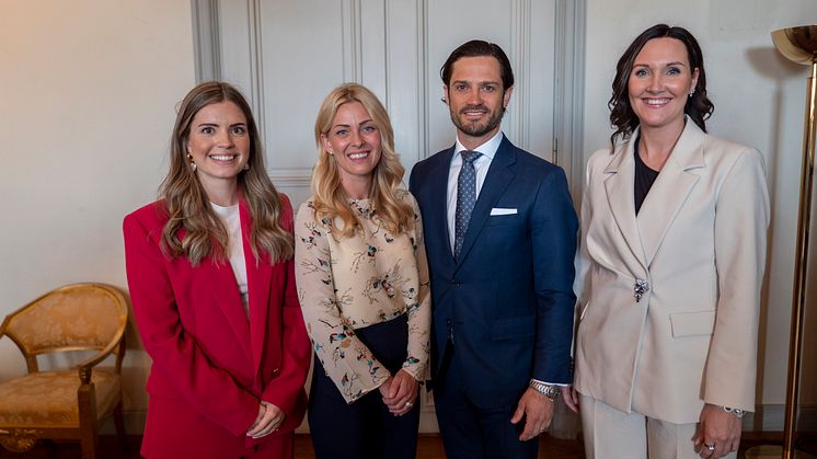 Gruppbild (från vänster till höger) på Anna Rydén, Kim Waller (båda Prinsparets Stiftelse), H.K.H. Prins Carl Philip och Malin Hall (Dimh). Bild: Jonas Borg/Prinsparets Stiftelse