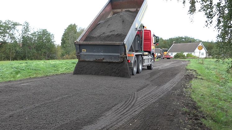 Använd det gamla sandningsgruset som väggrus på landsvägar. Den idén hade medarbetaren Tomas Stomberg. Nu blir idén verklighet.