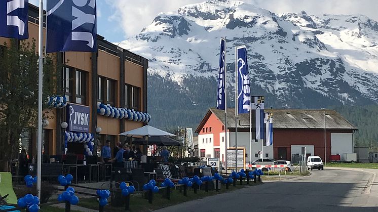 JYSK feiert Neueröffnung im Schweizer Samedan - erste Filiale im Engadin