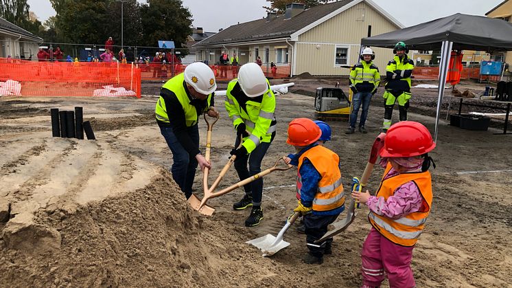 Ordförande i teknik- och fastighetsnämnden Henrik Lander (C) och projektledare Charlotte Stenberg får grävhjälp av några av barnen på Norrstrands förskola  
