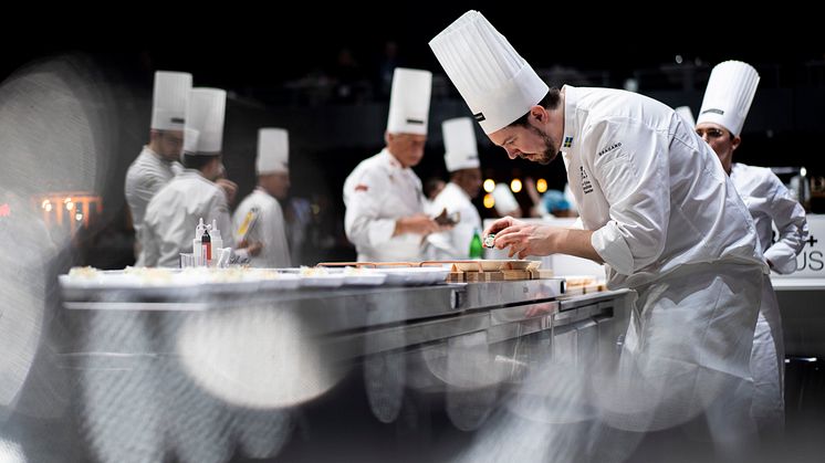 Jimmi Eriksson färdigställer de sista rätterna i världsfinalen i Bocuse d'Or 2023. Foto: Nicolas Reynaud