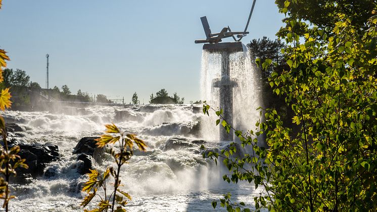 Hønefossen med Oppgangsaga i vårsol
