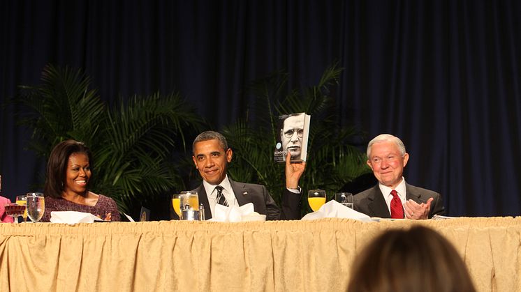 President Barack Obama håller upp boken Bonhoeffer under National Prayer Breakfast 2012