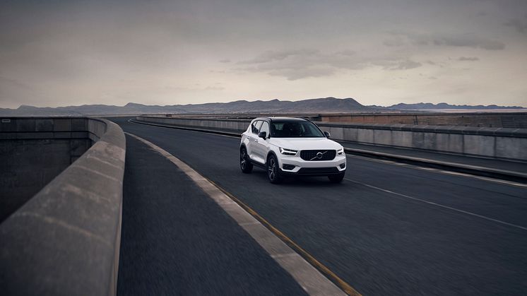 Volvo XC40 T5 plug-in hybrid i Crystal White Pearl