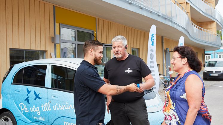 Åke och Lena Petterson får sina nycklar till den nya lägenheten i kv Mesanseglet, Västerås.