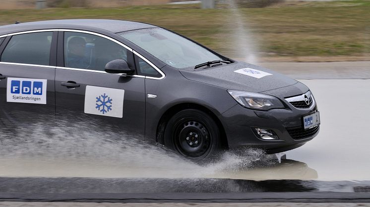 Selv vinterdæk er ingen garanti på glatte veje. Her forlader bilen med vinterdæk vejen efter at være kørt ind i kurven med fem kilometer for høj fart. I det virkelige liv var det endt med buler.