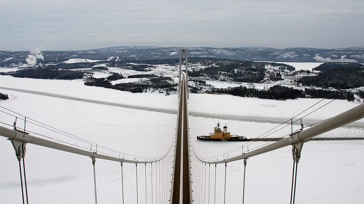 Isbrytare under Högakustenbron.